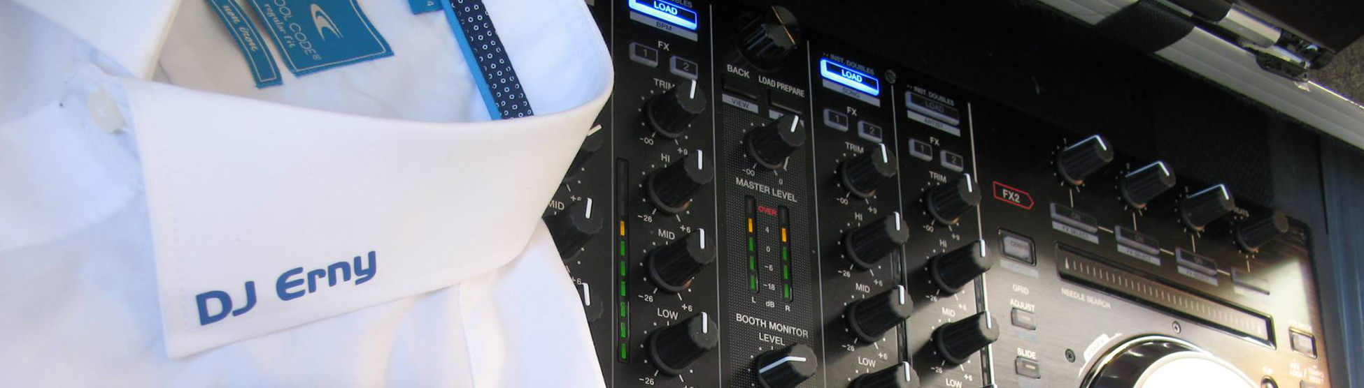 DJ-Pult mit Mischpult und dem Namenszug DJ Erny auf dem Hemd