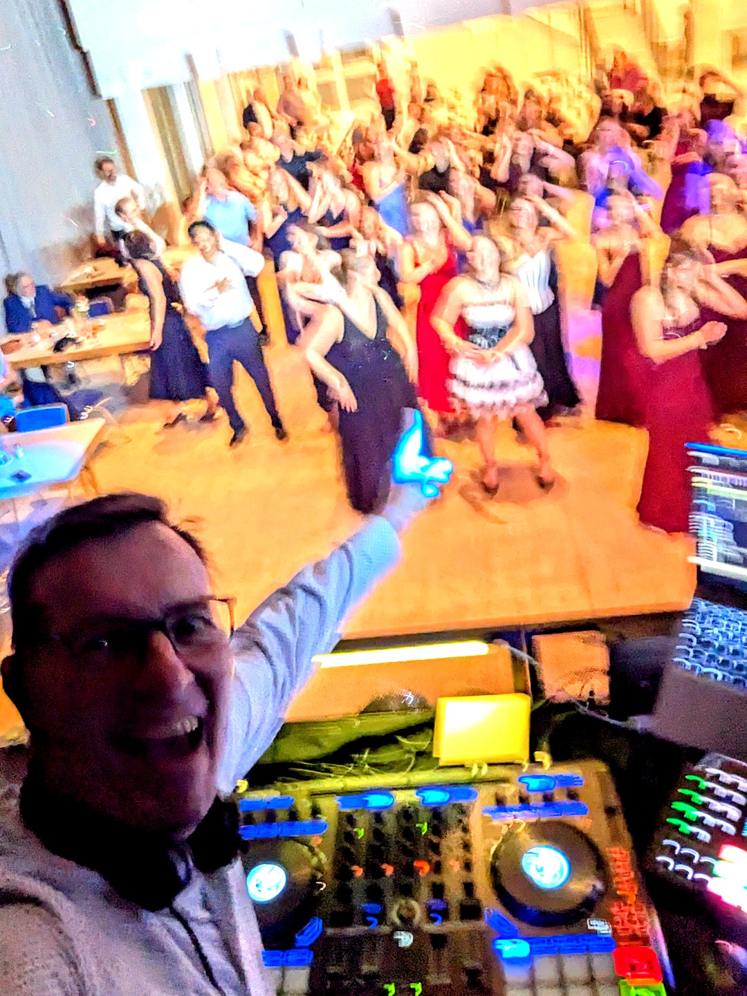 DJ Erny feuert eine tanzende, jubelnde Hochzeitsgesellschaft an